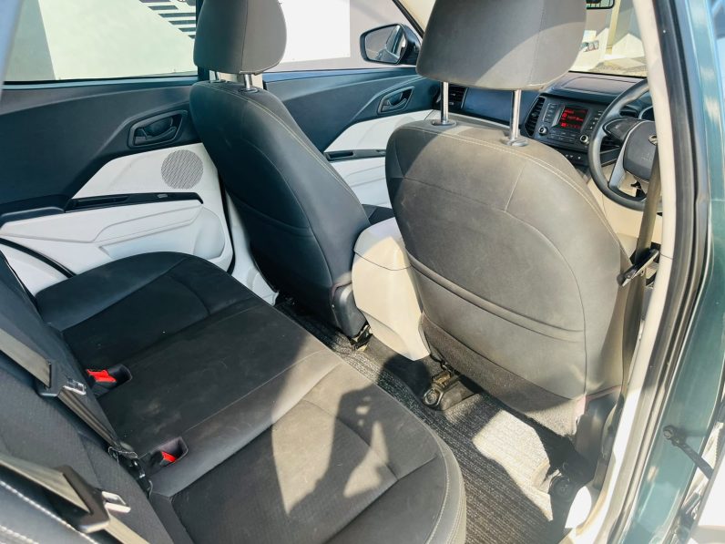 2020 MAHINDRA XUV300 1.5D (W4)