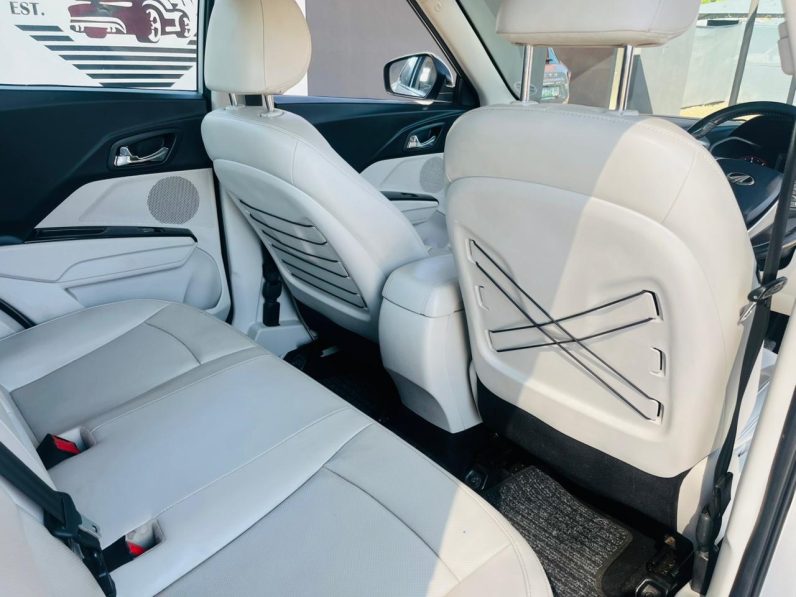 2019 MAHINDRA XUV300 1.5D (W8)